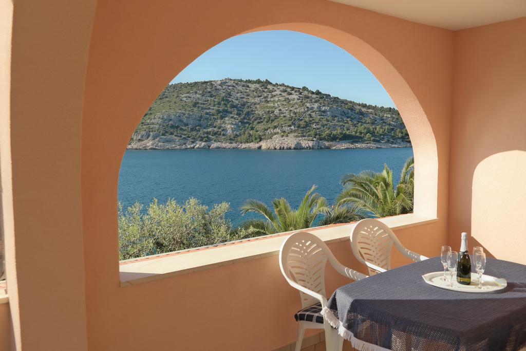 Direkt Am Meer-Apartments Puntaplanka Rogoznica  Esterno foto