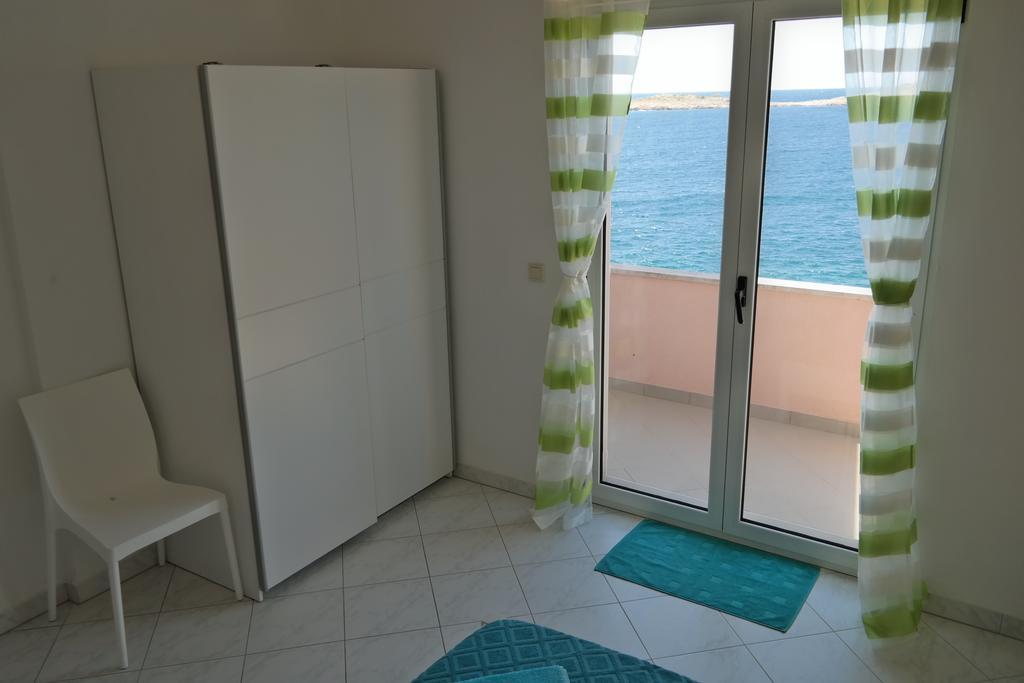 Direkt Am Meer-Apartments Puntaplanka Rogoznica  Esterno foto