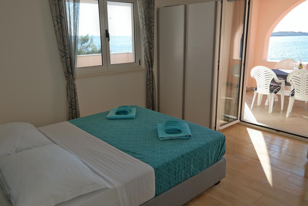 Direkt Am Meer-Apartments Puntaplanka Rogoznica  Esterno foto
